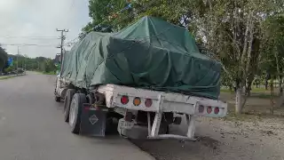 El conductor del vehículo tipo torton fue quien dio aviso a la Policía de José María Morelos sobre lo ocurrido, además de esperar a que llegara personal de la CFE al sitio