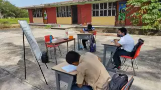 Los alumnos toman clases afuera de los salones