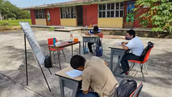 Los alumnos toman clases afuera de los salones Los alumnos toman clases afuera de los salones