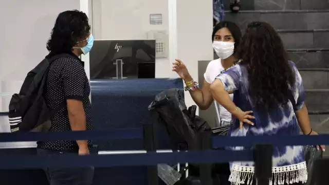 Los turistas peruanos se quedan sin volar por falta de prueba PCR en aeropuerto de Cancún