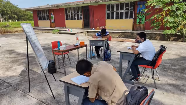 Los alumnos toman clases afuera de los salones