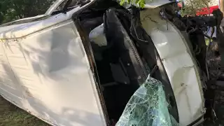 La camioneta quedó con graves daños tras volcar en el Periférico de Mérida