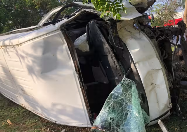 La camioneta quedó con graves daños tras volcar en el Periférico de Mérida