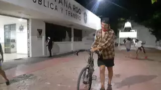 Los policías  se comunicaron con el extranjero quien acudió a las oficinas de seguridad pública