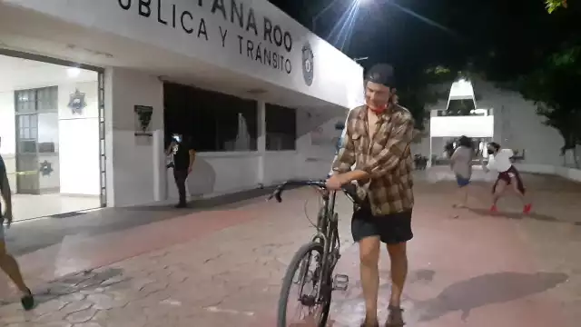 Los policías  se comunicaron con el extranjero quien acudió a las oficinas de seguridad pública