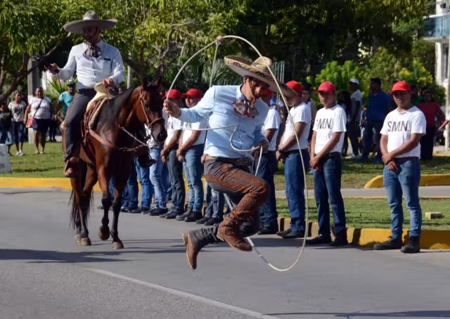 Cada año se ha realizado el desfile cívico-militar en el Centro de Mérida