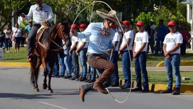 Cada año se ha realizado el desfile cívico-militar en el Centro de Mérida