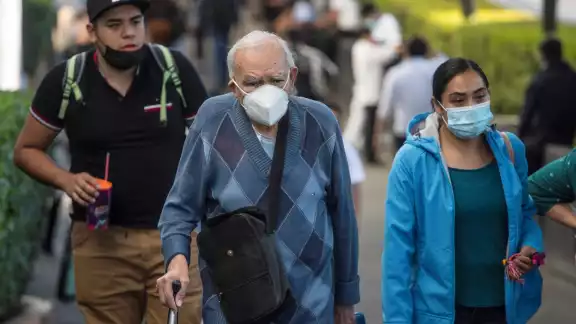 De acuerdo con las autoridades sanitarias, México está saliendo de la Cuarta Ola de contagios COVID-19. Foto: EFE/Isaac Esquivel