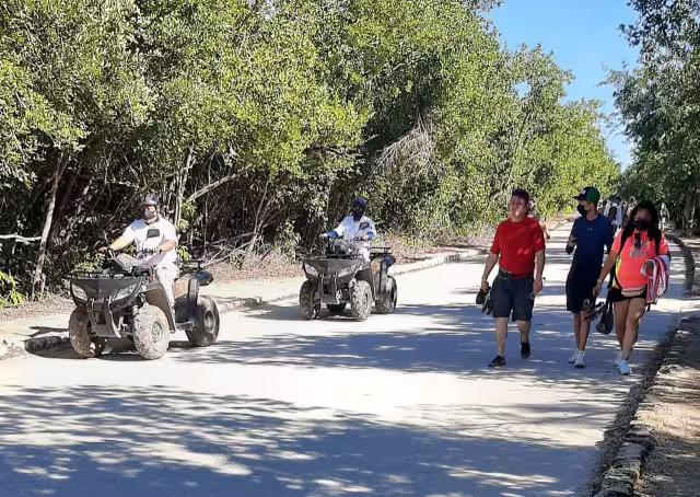 Policías en motopatrullas vigilan el acceso hacia la zona arqueológica de Tulum tras los hechos violentos de ayer