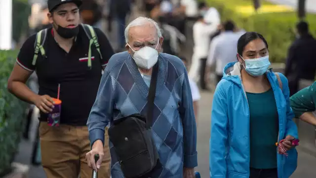 De acuerdo con las autoridades sanitarias, México está saliendo de la Cuarta Ola de contagios COVID-19. Foto: EFE/Isaac Esquivel