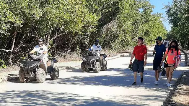 Policías en motopatrullas vigilan el acceso hacia la zona arqueológica de Tulum tras los hechos violentos de ayer