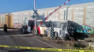 El operador del autobús de la línea Insurgentes habría tratado de ganarle el paso a la locomotora