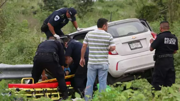 Un fierro atravesó el auto desde adelante hasta atrás Foto: Carlos Ek Un fierro atravesó el auto desde adelante hasta atrás Foto: Carlos Ek
