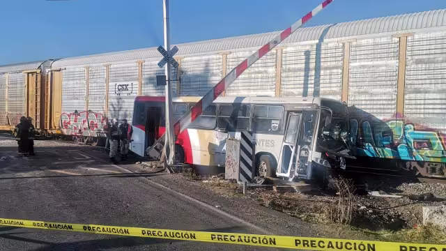 El operador del autobús de la línea Insurgentes habría tratado de ganarle el paso a la locomotora