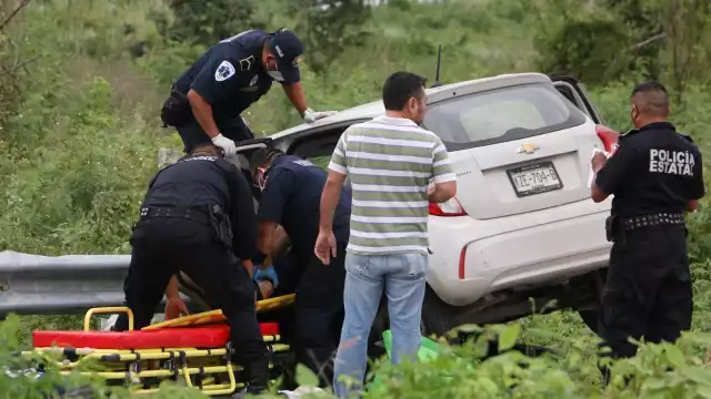 Un fierro atravesó el auto desde adelante hasta atrás Foto: Carlos Ek
