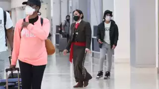 La cantante se paseó por el aeropuerto luciendo su traje