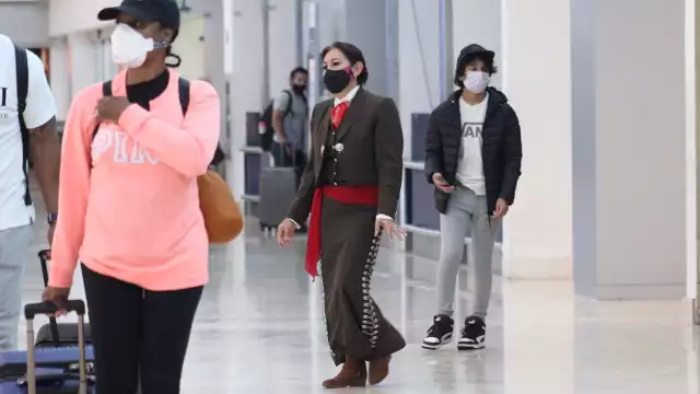 La cantante se paseó por el aeropuerto luciendo su traje