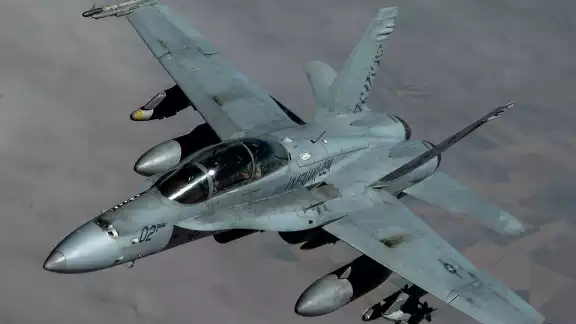 Avión de combate se estrella cerca de una base militar en EU Avión de combate se estrella cerca de una base militar en EU