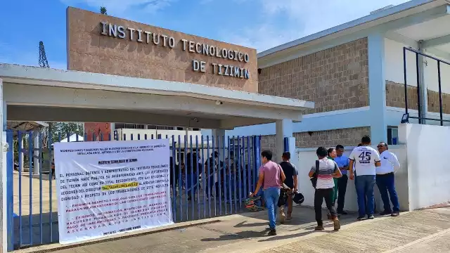 Maestros demostraron su inconformidad por los recientes contratos otorgados al personal administrativo