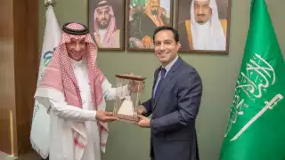 Vila Dosal entregó una réplica de Chichén Itzá a un anfitrión emiratí