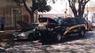 El chofer del autobús de la Ruta de la Salud, se estacionó adelante del Honda y al maniobrar en reversa perdió de vista al automóvil y lo chocó