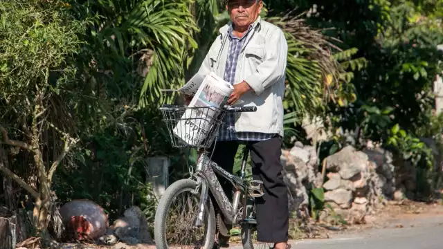 Edilberto Chan Ek de 68 años es repartidor de periódico del medio desde hace 19 años