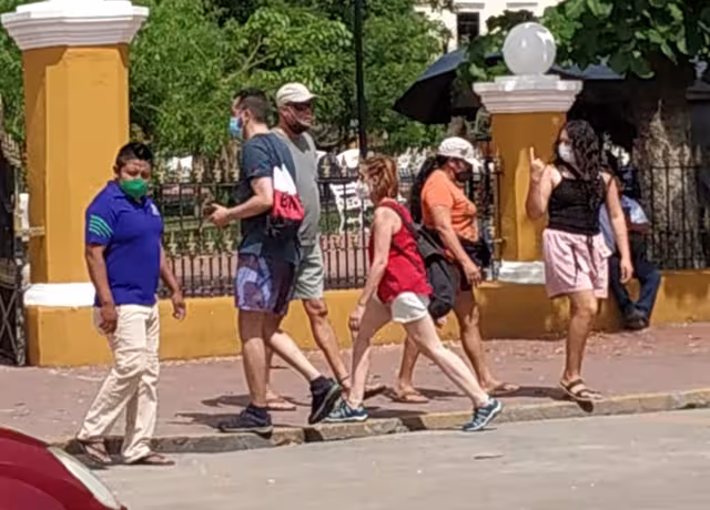 Policías se encargan de repartir cubrebocas entre la gente