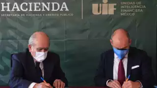 Pablo Gómez y Kristian Höldge firmaron este lunes un Marco de Cooperación para generar estrategias contra la corrupción. Foto: SHCP