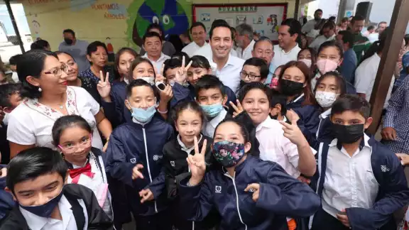 Son más de 200 mil alumnos que contarán con chamarras para la época de frío en Yucatán Son más de 200 mil alumnos que contarán con chamarras para la época de frío en Yucatán