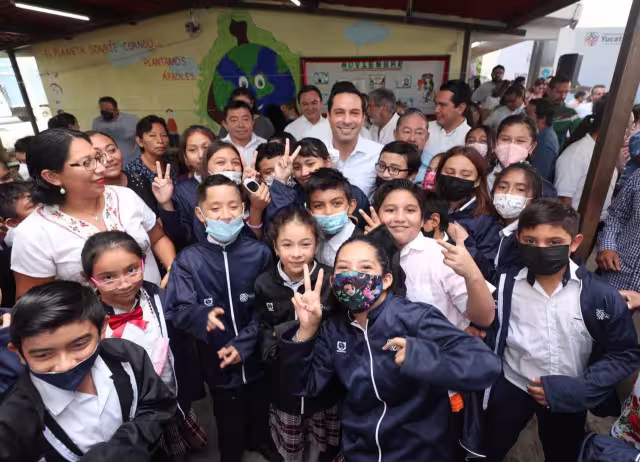 Son más de 200 mil alumnos que contarán con chamarras para la época de frío en Yucatán