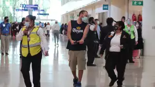 Turista al que impidieron el paso, abandona el aeropuerto de Cancún