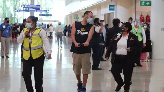 El turista finalmente pudo comprar su boleto y abandonar Cancún