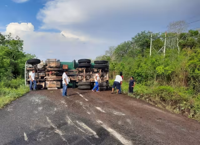 Varios accidentes ha dejado cerrado este tramo carretero en Quintana Roo