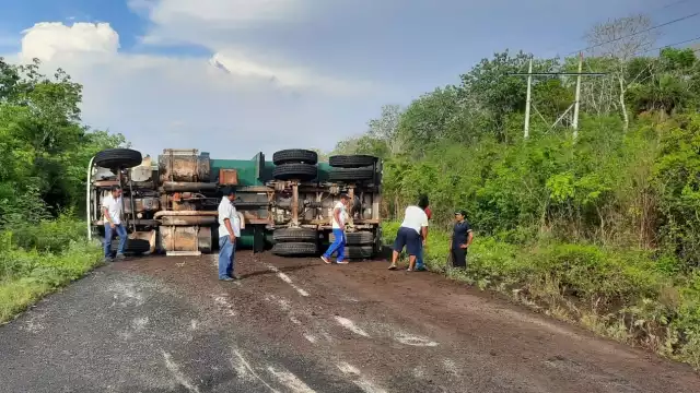 Varios accidentes ha dejado cerrado este tramo carretero en Quintana Roo