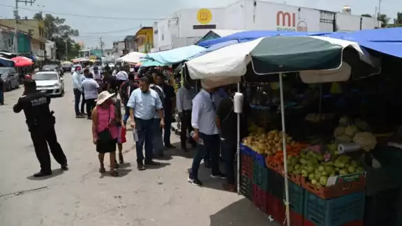 El director de Desarrollo Urbano de Ciudad del Carmen platicó con los comerciantes del tianguis de Chechén