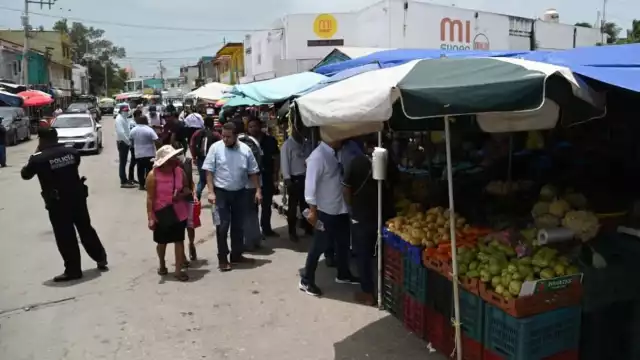 El director de Desarrollo Urbano de Ciudad del Carmen platicó con los comerciantes del tianguis de Chechén
