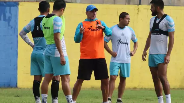 Minutos antes del juego, La Ola Futbolera realizó los respectivos calentamientos
