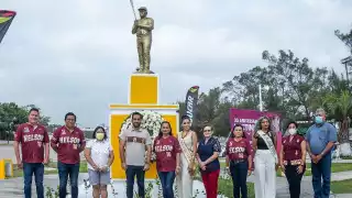 Familiares, amigos y fanáticos del mejor jonronero en la historia del béisbol mexicano se reunieron al pie de su estatua para rendirle homenaje. Foto: Gerardo Can Dzib 
