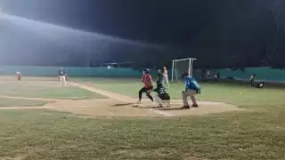 Potros y Forasteros jugaron el partido de softbol mixto nocturno en Sabancuy