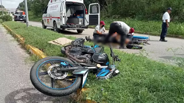 El motociclista sufrió posible fractura de brazo y en la mandíbula del lado derecho