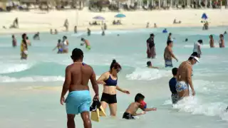 Familias acudieron a las diferentes playas de Cancún pese a la amenaza de Zeta. Foto: Mario Hernández