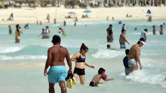 Familias acudieron a las diferentes playas de Cancún pese a la amenaza de Zeta. Foto: Mario Hernández Familias acudieron a las diferentes playas de Cancún pese a la amenaza de Zeta. Foto: Mario Hernández