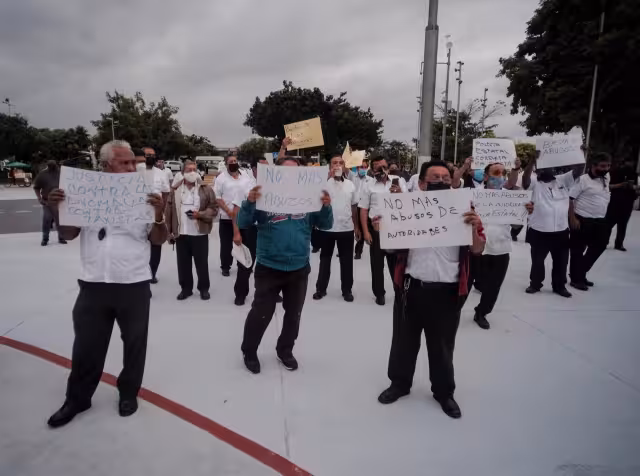 Los taxistas de Cancún indicaron que elementos policiacos impiden su trabajo en la zona hotelera de la ciudad