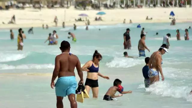 Familias acudieron a las diferentes playas de Cancún pese a la amenaza de Zeta. Foto: Mario Hernández