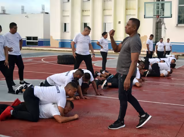 Se debe evotar incurrir en exceso de fuerza policiaca