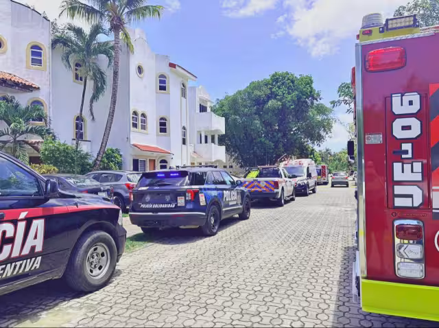 Dos trabajadores caen a fosa séptica en Playacar; uno sobrevive y otro fallece