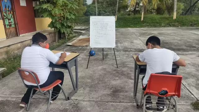 Los estudiantes salen a la plaza civica a realizar sus tareas debido a la falta de luz y exceso de calor