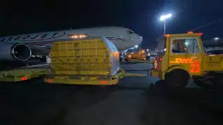 Cargamento de vacunas llegando al AICM