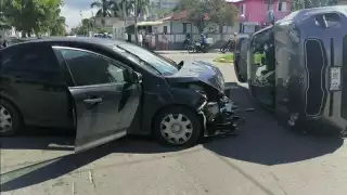 Fuerte encontronazo provoca volcadura en Chetumal