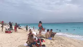 Pese a cielo nublado, bañistas asisten a playas de Cancún